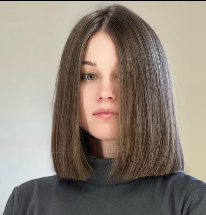Straight lob (long bob) hairstyle for 2025, featuring sleek lines and subtle layers for a modern, low-maintenance look.